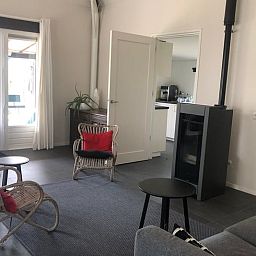 Cozy living room of Huisje in Wapenveld, vacation home on the Veluwe in Gelderland, with modern furnishings and comfortable seating area.