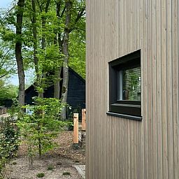 Moderne Holzfassade des Ferienhauses in Lieren, gelegen in Veluwe, Gelderland.