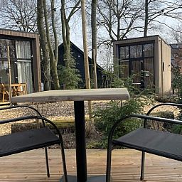 Aussenterrasse mit Blick auf ein Ferienhaus in Lieren, mitten in der Natur der Veluwe.