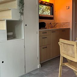 Cozy indoor cottage in Lieren with compact kitchen.