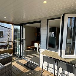 Gemuetliches Interieur des modern eingerichteten Ferienhauses in Lieren, Veluwe, Gelderland.