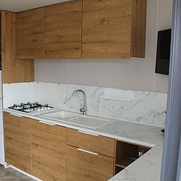 Stilvolle Kueche in einem Ferienhaus in Lieren, Veluwe, Gelderland mit Holzoberflaeche.