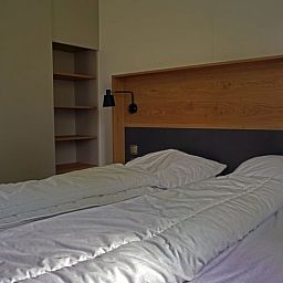 Spacious bedroom in Cottage in Lieren, vacation accommodation in Veluwe, Gelderland. Ideal for a good night's sleep.
