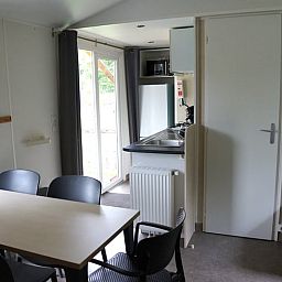Moderne Kueche und Essbereich in Cottage in Lieren, Ferienunterkunft in der Veluwe in Gelderland.