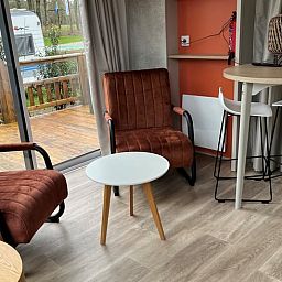 Comfortabele zithoek in Vakantiehuis in Lieren, Veluwe, Gelderland met moderne meubels.