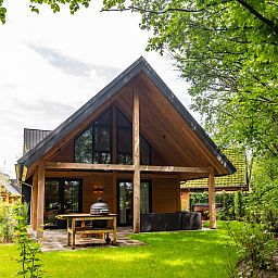 Rustikale Veranda der Bos Villa mit Whirlpool & Sauna in Wekerom, Veluwe, Gelderland. Perfektes Ferienhaus fuer sechs Personen.