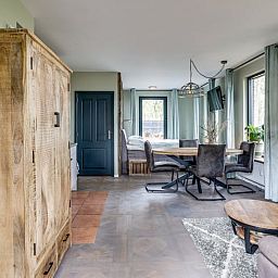 Eetgedeelte in Huisje in Wekerom, vakantiehuis in Wekerom, Veluwe met rustieke houten tafel.