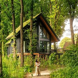 Gemuetliche Naturvilla mit Whirlpool und Sauna in Wekerom, Veluwe. Ferienhaus zwischen Baeumen versteckt fuer ultimative Privatsphaere.
