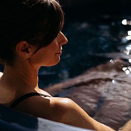 Entspannung im Whirlpool in Nature Villa with Hot Tub, Wekerom, Veluwe, Gelderland, Ferienwohnung fuer 2 Personen