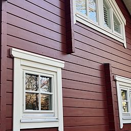 Characteristic wooden facade of Boshuis Denne, vacation home in Bennekom, Veluwe, Gelderland with rural charm.