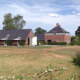 Vakantiehuisje in Eerbeek op de Veluwe, Gelderland, omgeven door groene natuur en rustieke charme.