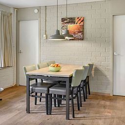 Eetruimte met uitzicht op tuin in Coldenhove 6-persoons hondenbungalow, Eerbeek, Veluwe.