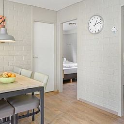 Open doorgang naar slaapkamers in Coldenhove 6-persoons hondenbungalow, Eerbeek, Gelderland.