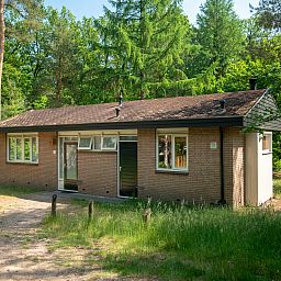 Warme Atmosphaere in Coldenhove 8-Personen-Bungalow, Eerbeek, Veluwe mit gemuetlichem Kamin.