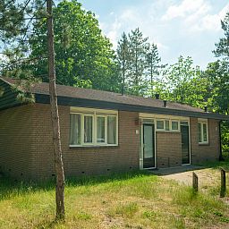 Moderne Essecke in Coldenhove 8-Bett-Bungalow, Eerbeek, Veluwe mit geraeumiger Sitzecke.