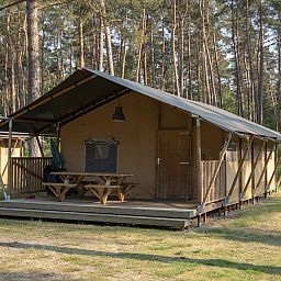 Wohnzimmer der Coldenhove Glamping Lodge in Eerbeek mit gemuetlicher Sitzecke, Veluwe, Gelderland.