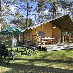 Gemuetliche Sitzecke im Safarizelt Coldenhove in Eerbeek, ideal zum Entspannen, Veluwe, Gelderland.
