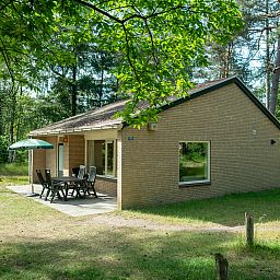 Interieur van Rabbit Hill bungalow 6B met open haard en comfortabele zithoek.