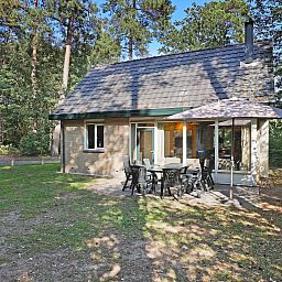 Eetkamer in Rabbit Hill 8-persoons bungalow 8C, Nieuw Milligen, Veluwe, met grote tafel en uitzicht op de groene omgeving.