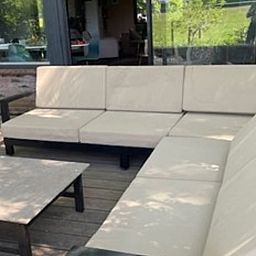 Bequemes Lounge-Sofa auf der Terrasse des Ferienhauses in Nijkerk, Gelderland.