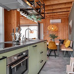 Stijlvolle keuken en eetkamer in Huisje in Veessen, Veluwe, ideaal voor een ontspannen vakantie in Gelderland.