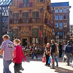 GR008 vakantiehuis in Groningen met kleurrijke zonsondergang boven de haven.