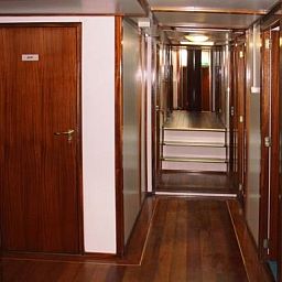 Gezellige binnenruimte van GR008 vakantiehuis in Groningen met houten interieur.