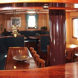 Eetruimte in GR008 vakantiehuis in Groningen met comfortabele zitplaatsen en keuken.