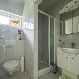 Moderne badkamer van GR032 vakantiewoning in Lauwersoog, Noordwest Groningen.