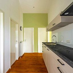 Stijlvolle keuken in GR032 vakantiehuis, Lauwersoog, met moderne apparatuur.