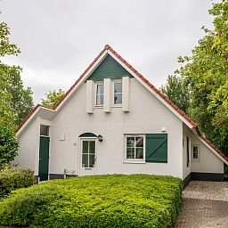 Stylish living room with fireplace in Natuurdorp Suyderoogh 4-bed bungalow, Lauwersoog.