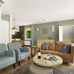 Modern kitchen with dining area in Natuurdorp Suyderoogh bungalow, Lauwersoog, Groningen.