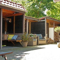 Gemuetliche Terrasse im Ferienhaus mit Sauna in Vierhuizen, Nordwest Groningen.