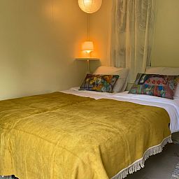 Gezellige slaapkamer in Vakantiehuisje in Molenrij, Noordwest Groningen, met warme verlichting.