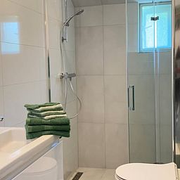 Moderne badkamer in Vakantiehuisje in Molenrij, voorzien van een ruime douche en fris design.