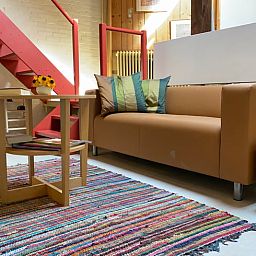 Stijlvolle woonkamer in Vakantiehuisje in Molenrij, met kleurrijke details in Noordwest Groningen.