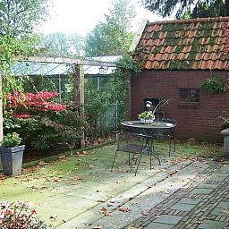 Grosser gruener Garten im Cottage in Ter Apel, einem Ferienhaus im Suedosten von Groningen, umgeben von Natur und Stille.
