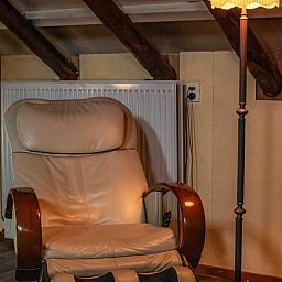 Gemuetliche Leseecke im Ferienhaus in Bourtange, perfekt fuer Entspannung in Groningen.