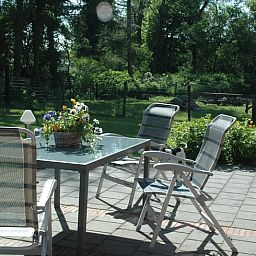 Huisje in Zevenhuizen, zonnig terras met tuinstoelen in Zuidwest Groningen, Groningen.