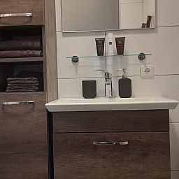 Moderne badkamer in Huisje in Marum, vakantiehuis in Zuidwest Groningen met stijlvolle inrichting.