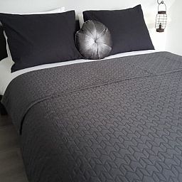 Comfortabele slaapkamer in Huisje in Marum, vakantiehuis in Zuidwest Groningen met luxe beddengoed.