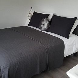 Gezellige slaapkamer in Huisje in Marum, vakantiehuis in Zuidwest Groningen met knusse sfeer.