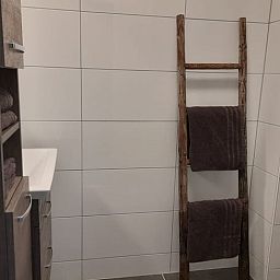 Stijlvolle badkamer met houten details in Huisje in Marum, vakantiehuis in Zuidwest Groningen.