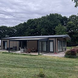 Geraeumige Terrasse am Ferienhaus in Weert, Limburg, ideal fuer Mahlzeiten im Freien und zum Geniessen der Natur.