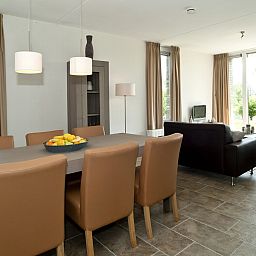 Ruime eetkamer in Tuinvilla | 2-6 Pers vakantiehuis in Heel, Limburg met veel natuurlijk licht en moderne inrichting.