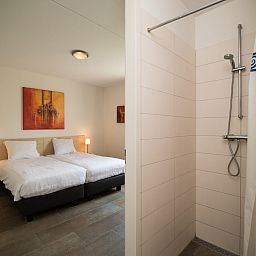 Slaapkamer en badkamer in Tuinvilla | 2-6 Pers vakantiehuis in Heel, Limburg voor ultiem comfort.