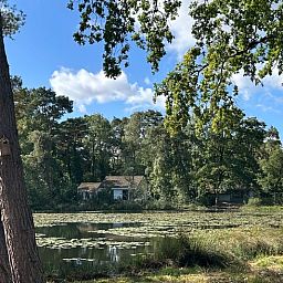Vacation home in Stramproy, situated on a serene pond surrounded by lush nature in Central Limburg, ideal for a restful vacation.