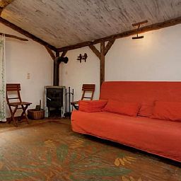 Gezellige woonkamer in Huisje in Leudal, vakantiehuis in Midden Limburg. Warme inrichting met houtkachel en comfortabele zitruimte.