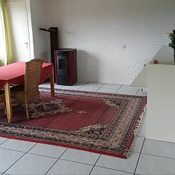 Gemuetliche Essecke im Ferienhaus in Susteren, Limburg mit Blick auf die gruene Umgebung.