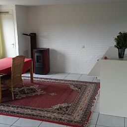 Helles und geraeumiges Esszimmer im Ferienhaus in Susteren, Limburg, ideal fuer Familienessen.